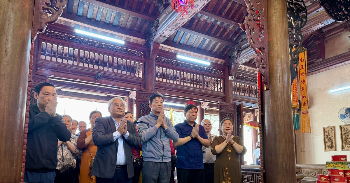 Miles de budistas acuden a la ceremonia del aniversario de la Pagoda Milenaria en Hanoi.