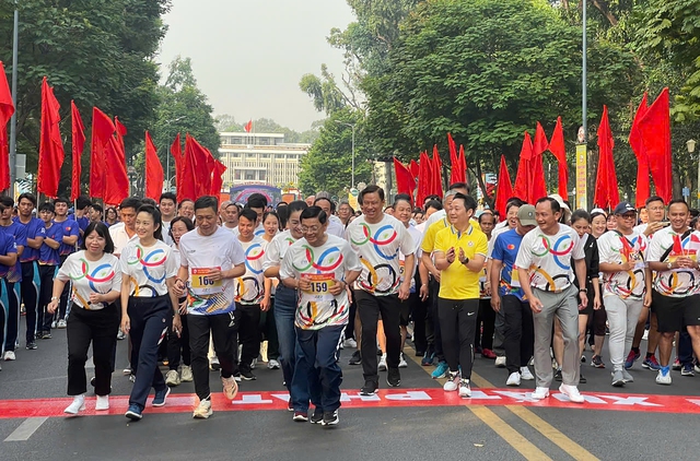 'Ngày chạy Olympic vì sức khỏe toàn dân 2025' quy tụ hàng nghìn người tham gia- Ảnh 1.