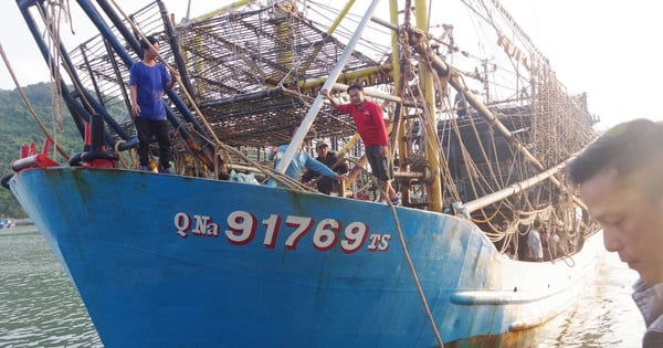 Fishing boat sinks, 1 fisherman dead, 4 fishermen missing