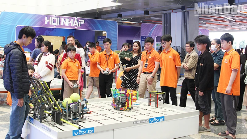 Da Nang: Más de 3.000 personas experimentan una educación basada en la tecnología