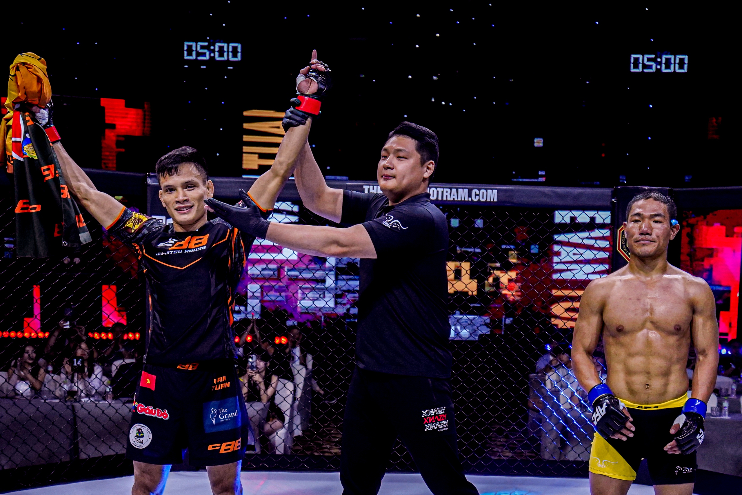 Tung đòn 'khóa' cực hiểm, võ sĩ Việt Nam thắng knock-out cao thủ Trung Quốc- Ảnh 2.