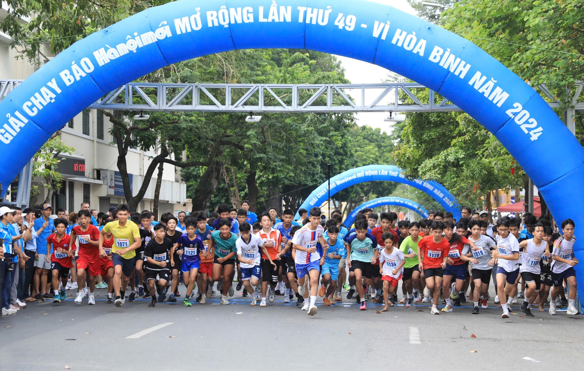 cac-van-dong-vien-tham-gia-giai-chay-bao-hanoimoi-mo-rong-lan-thu-49-vi-hoa-binh-nam-2024..jpg