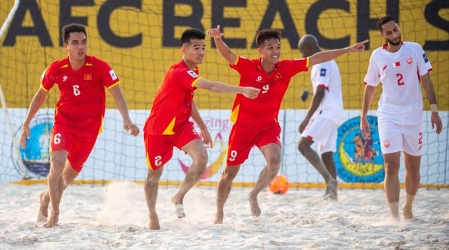 Vietnamesisches Team gewinnt überraschend und schreibt Geschichte beim asiatischen Beach-Soccer-Turnier. Foto 1