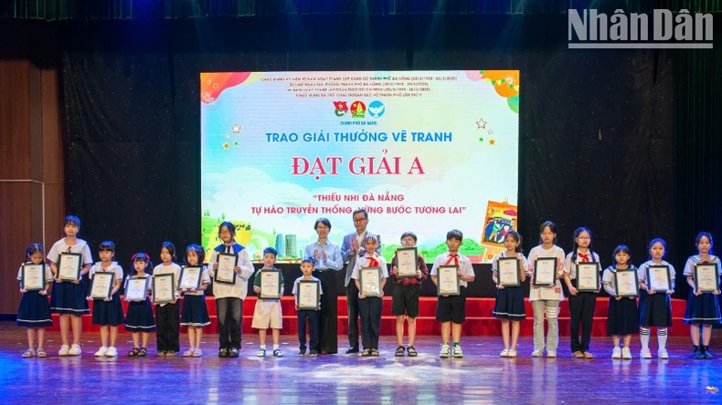 Exhibition of 200 works expressing children's love for Da Nang photo 2