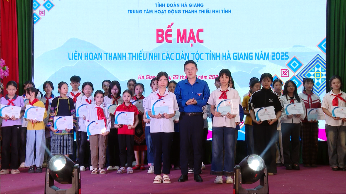 Ceremonia de clausura del Festival de Jóvenes y Niños Étnicos de la Provincia de Ha Giang 2025