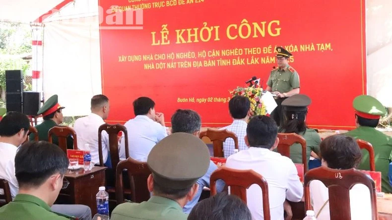 Công an tỉnh Đắk Lắk quyết tâm hoàn thành việc xóa nhà tạm, nhà dột nát cho hộ nghèo trước ngày 15/8 ảnh 4