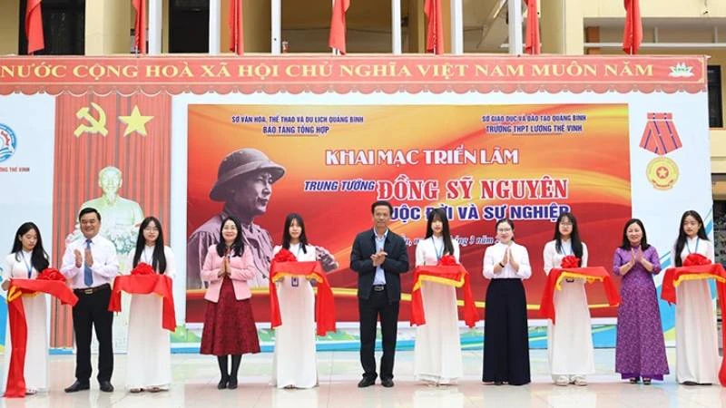 Quang Binh inaugure une exposition sur la vie et la carrière du lieutenant-général Dong Sy Nguyen