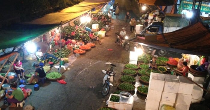 Students from 14 world-famous universities research renovation of Long Bien market