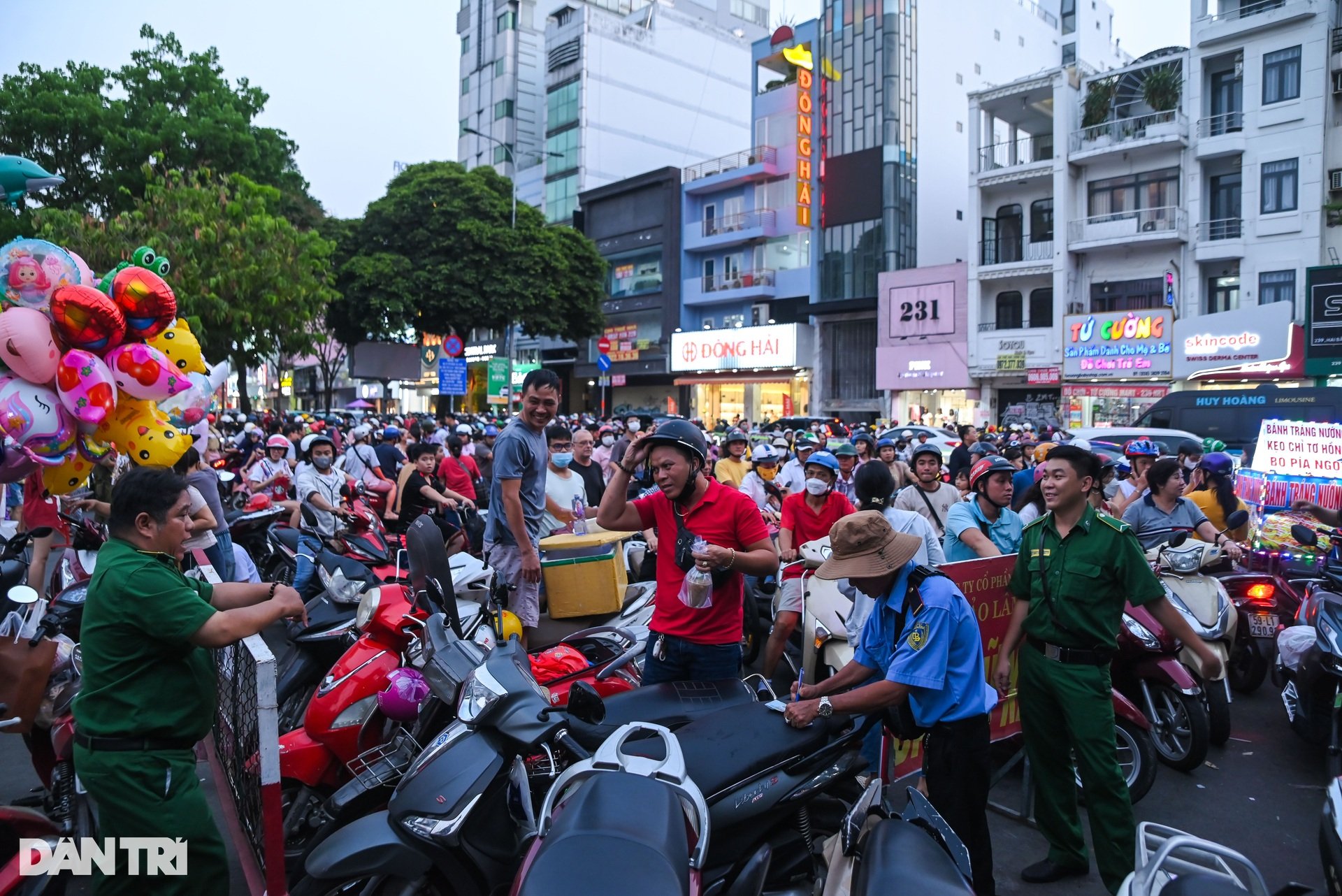 Người dân TPHCM hoa mắt tìm nơi gửi xe để vào Lễ hội Bánh mì - 11