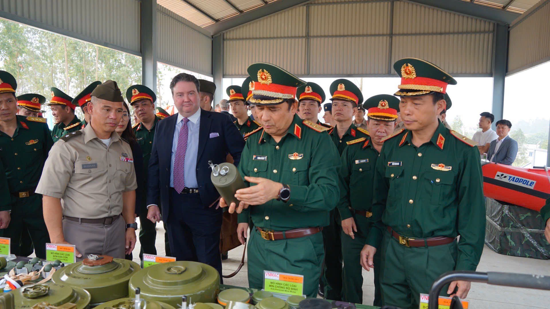 Lục quân Mỹ bàn giao cơ sở huấn luyện rà phá bom mìn cho Bộ Quốc phòng- Ảnh 1.