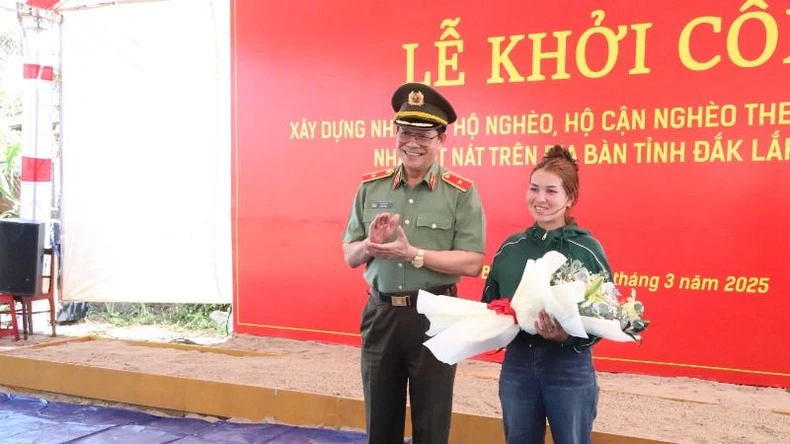 Công an tỉnh Đắk Lắk quyết tâm hoàn thành việc xóa nhà tạm, nhà dột nát cho hộ nghèo trước ngày 15/8 ảnh 6