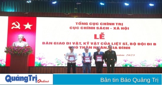 Bàn giao di vật, kỷ vật của liệt sĩ về với thân nhân, gia đình tại tỉnh Quảng Trị