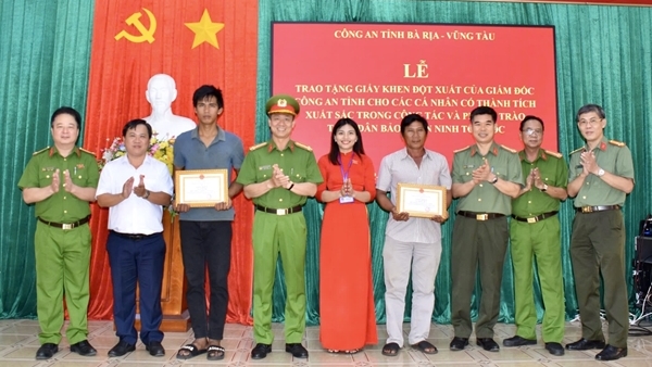 Rewarding brave citizens who rescued fishing boat crew in distress in Vung Tau waters