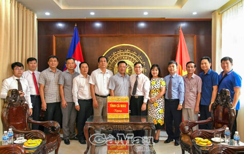 Une délégation de fonctionnaires de la province de Ca Mau a visité le consulat général du Vietnam à Sihanoukville