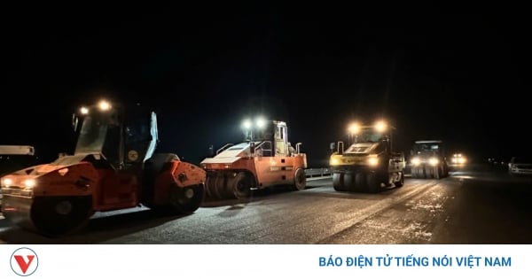 Construction continues overnight, striving to complete the highway through Ha Tinh by April 30