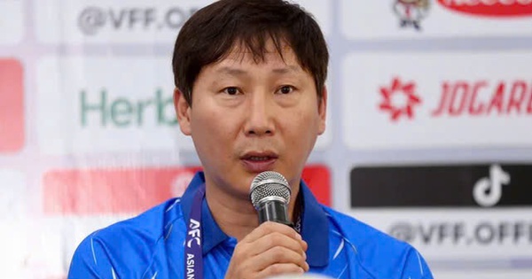 El entrenador Kim Sang-sik anunció buenas noticias sobre el Balón de Oro de Vietnam antes del partido contra Laos.