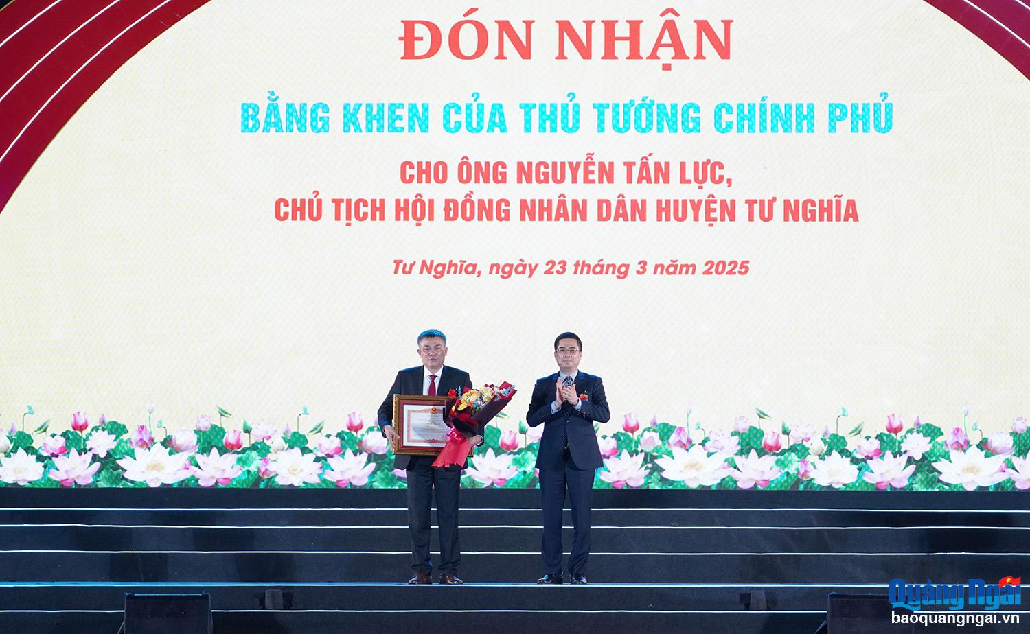 Phó Bí thư Tỉnh ủy, Chủ tịch UBND tỉnh Nguyễn Hoàng Giang trao Bằng khen của Thủ tướng Chính phủ cho ông Nguyễn Tấn Lực, Chủ tịch HĐND huyện Tư Nghĩa.