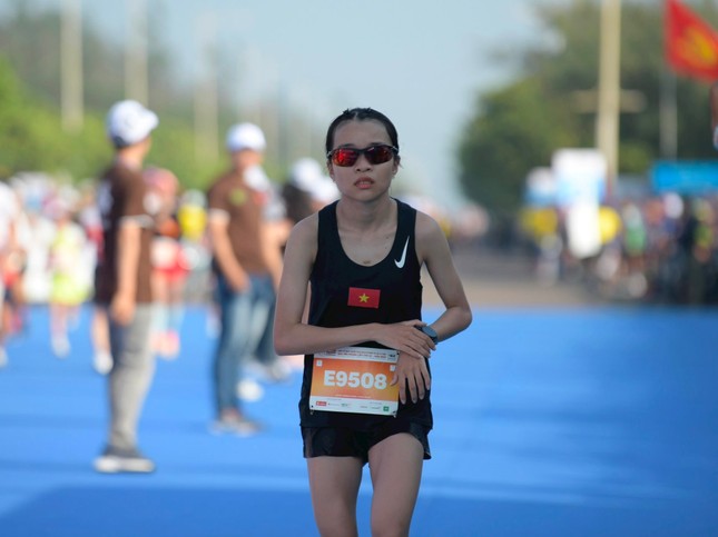 Maratón de Tien Phong 2025: Cuando el maratón femenino no se trata solo de Tuyet y Hoa (foto 2)