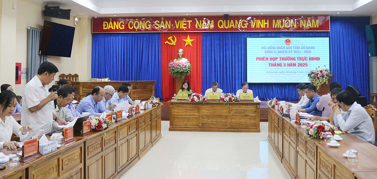 The Standing Committee of the Provincial People's Council held its regular meeting in March.