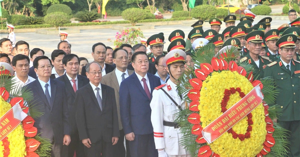 Head of the Central Propaganda and Mass Mobilization Commission offers incense to commemorate heroic martyrs in Quang Nam