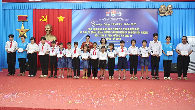 Awarding more than 1,200 Vu A Dinh scholarships to ethnic minority students in Tra Vinh province