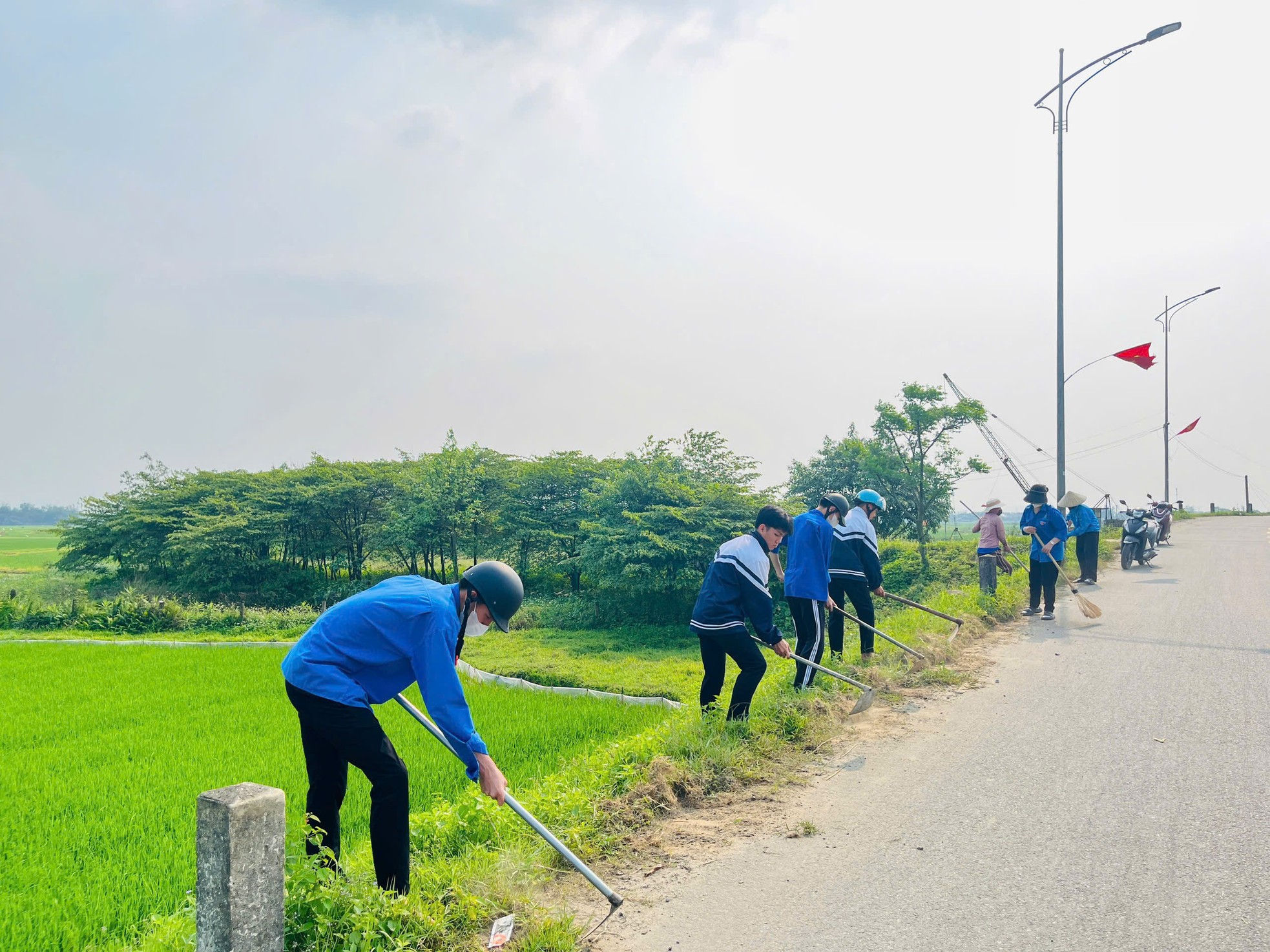 Thanh niên Hà Tĩnh ra quân hỗ trợ xây dựng nông thôn mới ảnh 11