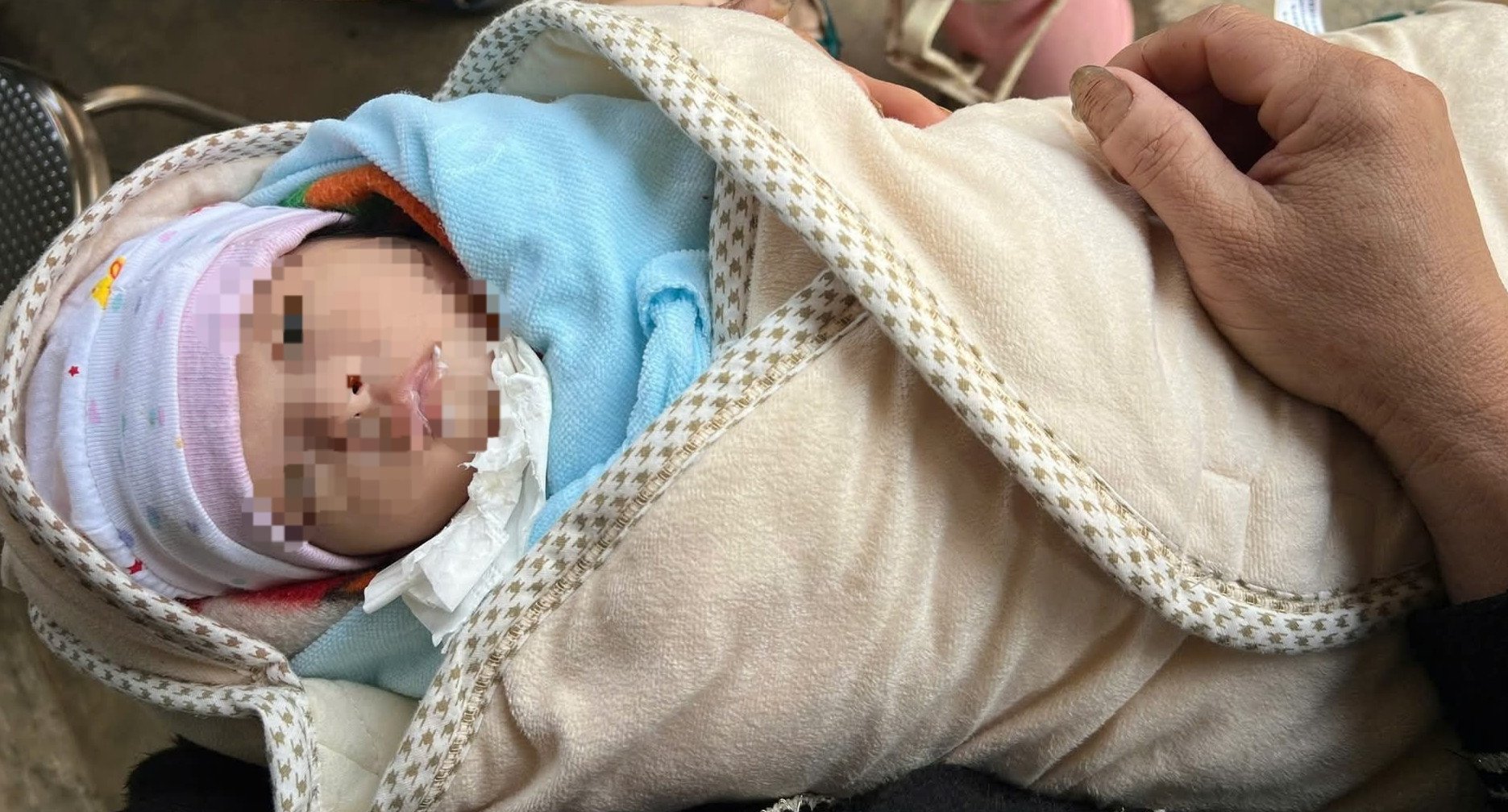 Newborn baby girl abandoned on the side of the road with a letter of only 40 words