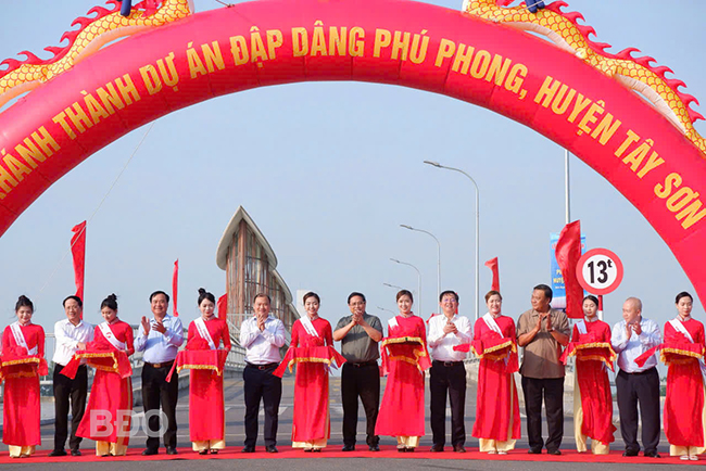 นายกรัฐมนตรีเข้าร่วมพิธีเปิดและตรวจเยี่ยมโครงการสำคัญ