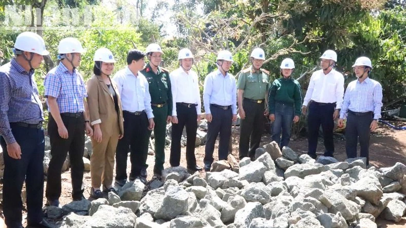 Công an tỉnh Đắk Lắk quyết tâm hoàn thành việc xóa nhà tạm, nhà dột nát cho hộ nghèo trước ngày 15/8 ảnh 7