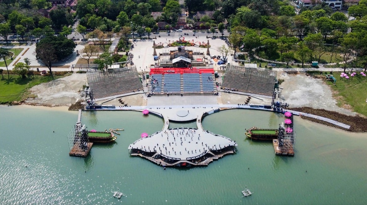 The stage on the Huong River for the opening night of the Hue National Tourism Year 2025 photo 1