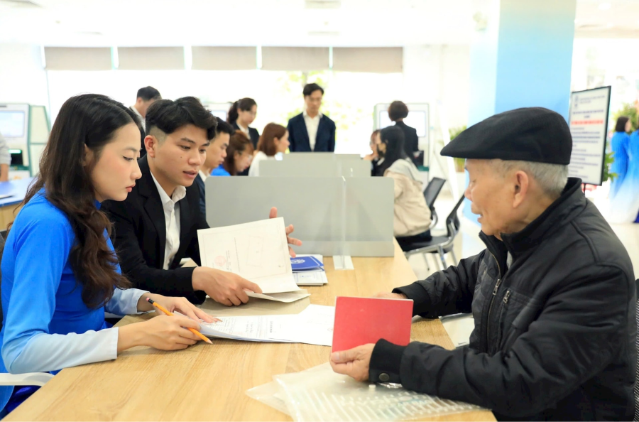 Instructing people to digitize documents before performing online public services at the Tay Ho Public Administration Service Center Branch.