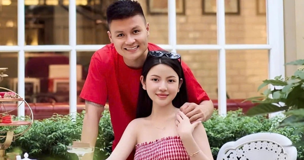 Football player Quang Hai's wife owns a series of expensive Hermes and Dior branded bags.