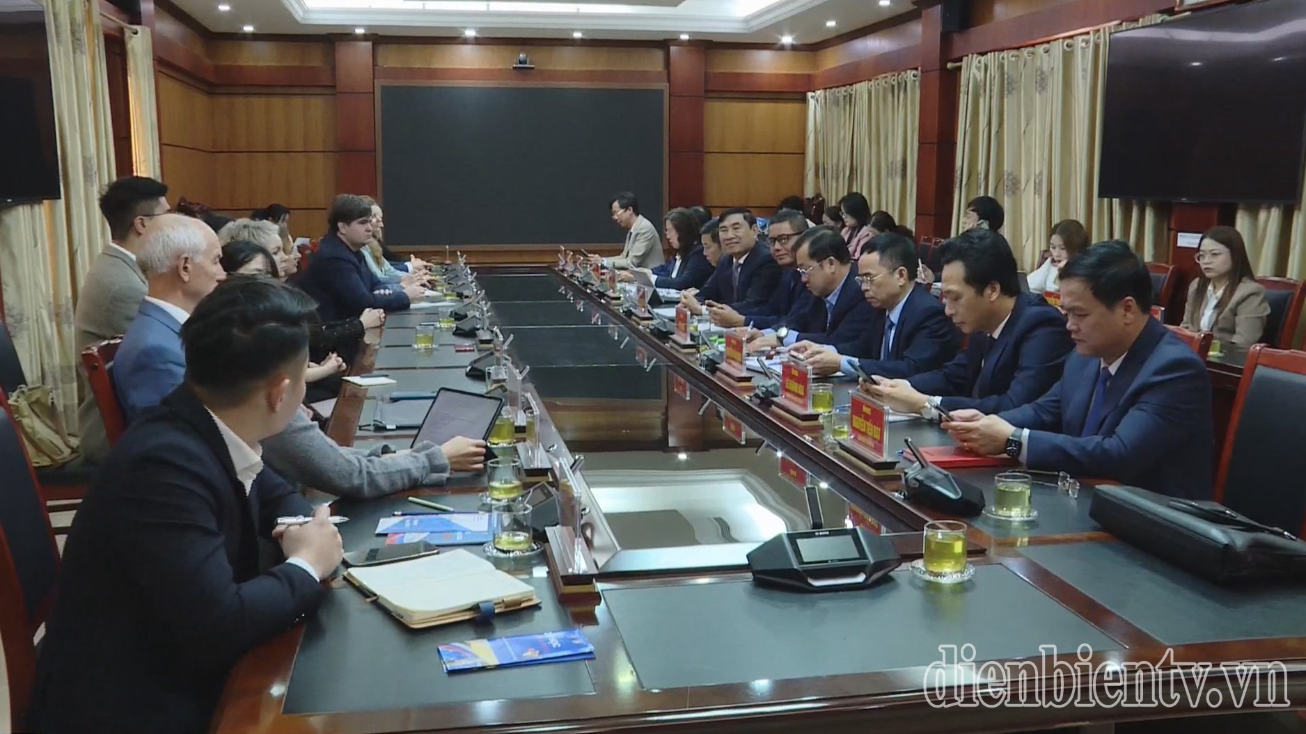 Delegation of Russian Universities paid a courtesy visit to the Standing Committee of Dien Bien Provincial Party Committee