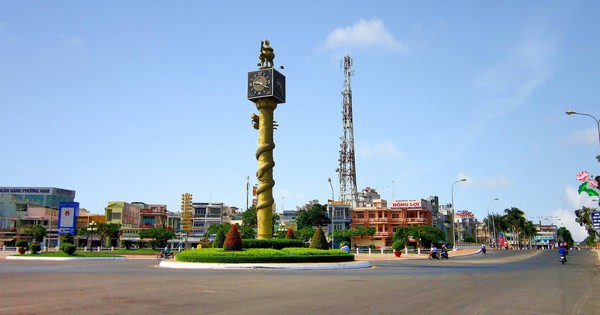 Historically, Hau Giang province used to belong to Can Tho city. After the separation, which province owns a prime location in the center of the Mekong Delta?