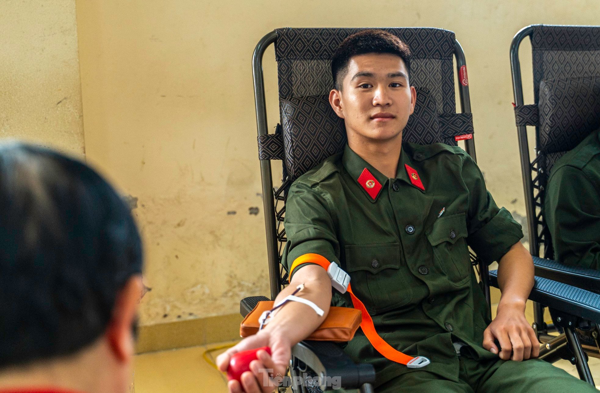 Mitglieder der Jugendgewerkschaft des Northeast Mobile Police Regiment spenden freiwillig Blut, Foto 18