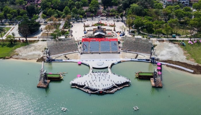 Une scène flottante dévoilée sur la rivière Huong pour la soirée d'ouverture de l'Année nationale du tourisme - Hue 2025