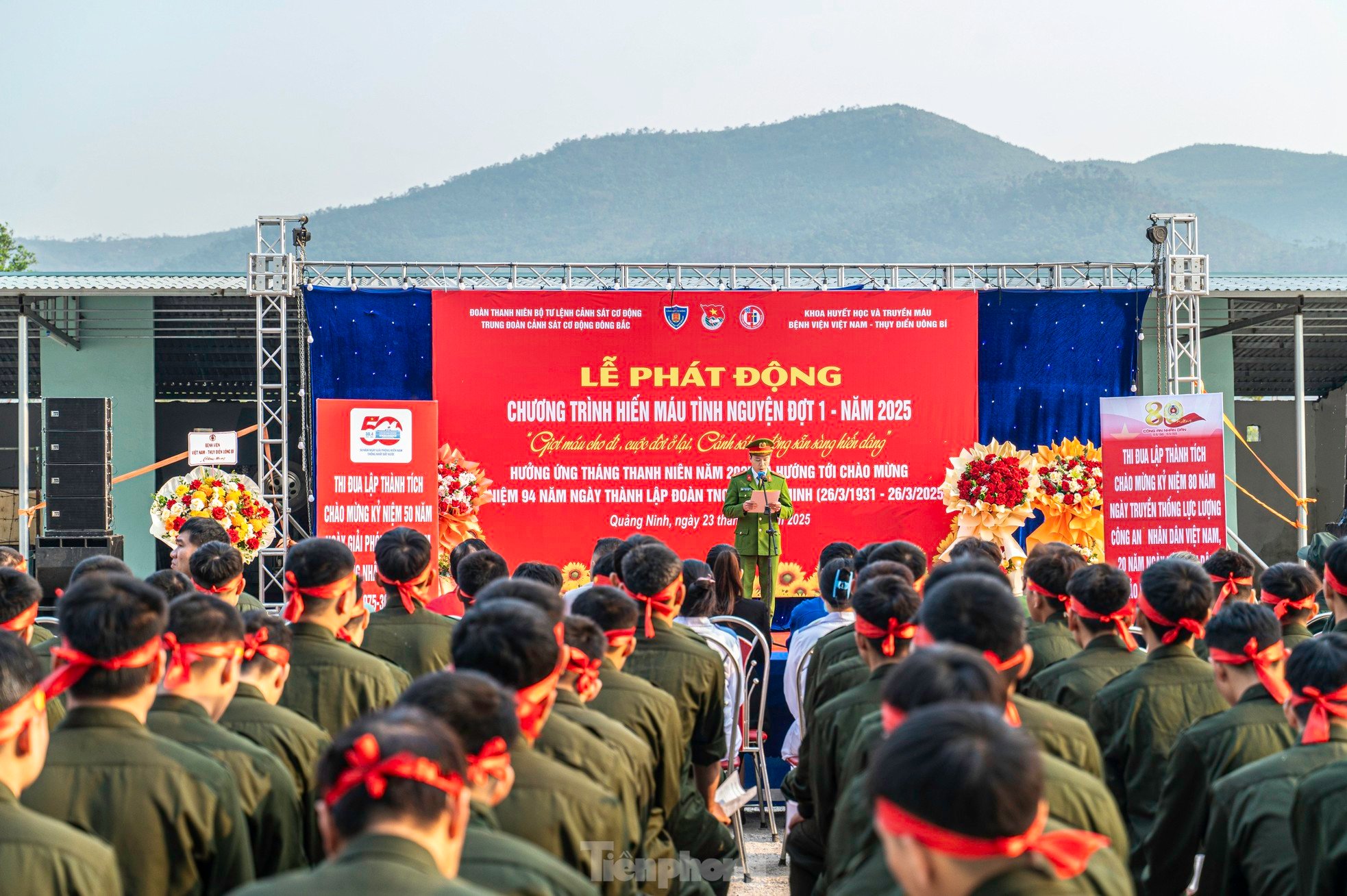 Mitglieder der Jugendgewerkschaft des Northeast Mobile Police Regiment spenden freiwillig Blut, Foto 1