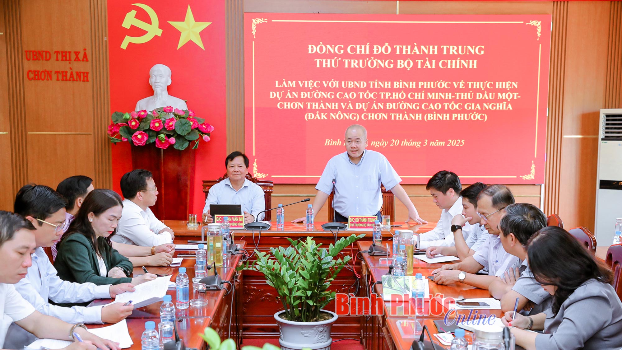 El viceministro de Finanzas, Do Thanh Trung, trabaja con Binh Phuoc en dos proyectos de autopistas.