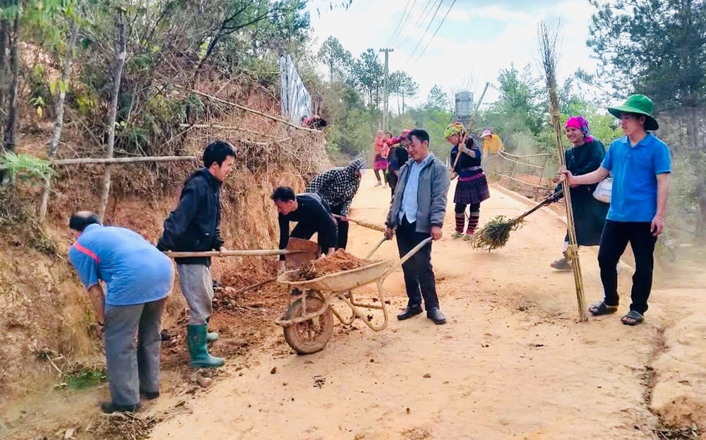 Cán bộ, nhân dân xã Nậm Khắt, huyện Mù Cang Chải tham gia hoạt động “Ngày cuối tuần cùng dân”.
