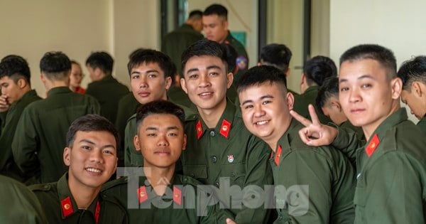 Les membres de l'Union des jeunes du Régiment de police mobile du Nord-Est donnent volontairement leur sang