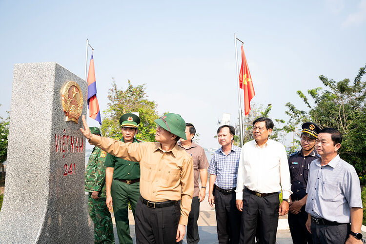 เลขาธิการพรรคจังหวัดซาง เล ฮ่อง กวาง สำรวจแนวชายแดนในเมือง ตันเจา