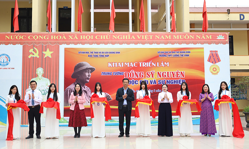 Inauguración de una exposición sobre la vida y la carrera del teniente general Dong Sy Nguyen