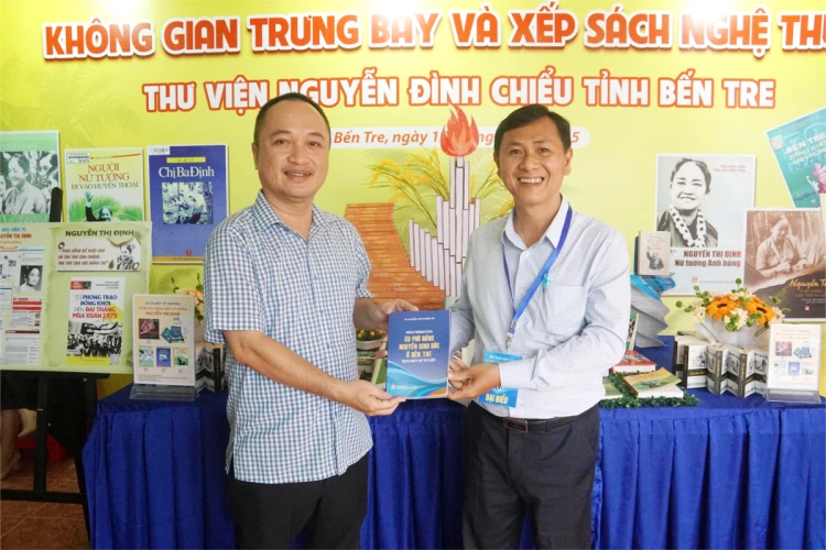 Donating 200 books about the activities of Vice-Chancellor Nguyen Sinh Sac to Nguyen Dinh Chieu Library