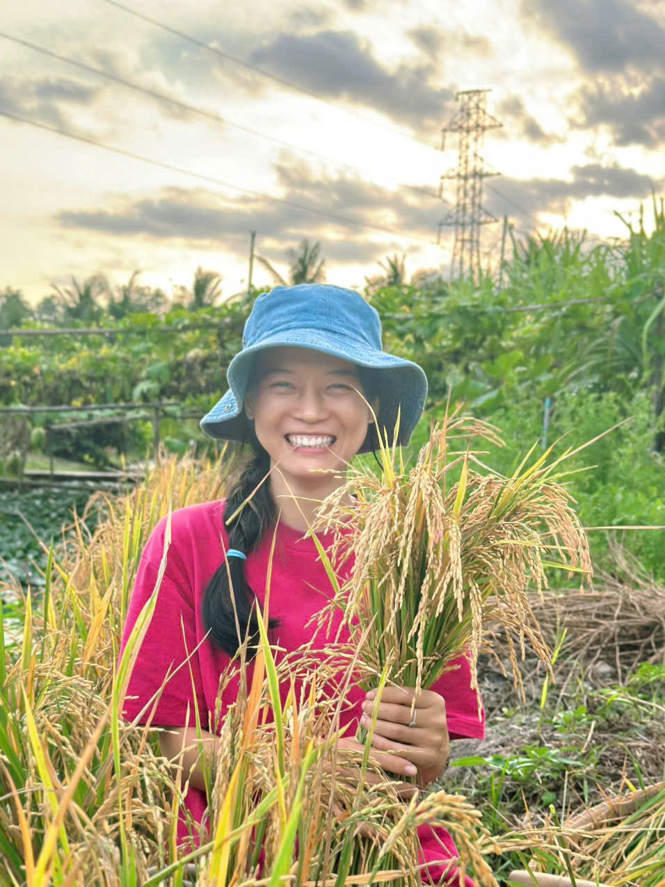 ក្មេងស្រីនេះបានប្រែក្លាយទឹកដីបរទេសរបស់នាងទៅជាសួនអេកូឡូស៊ី ភ្ញៀវដេកក្នុងខ្ទម និងចាប់ត្រីមកស៊ី។