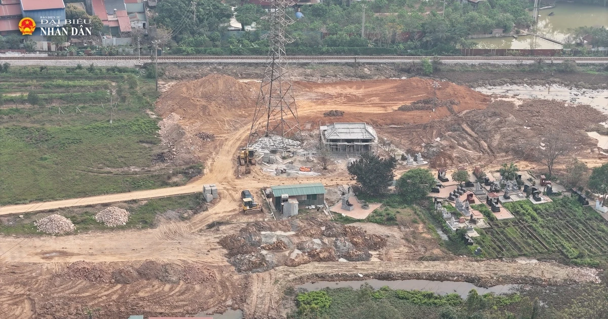 Hanoi: Enterprises consecutively won 3 "super low" budget saving bids in Uy No commune using broken bricks and concrete to level the project ground?