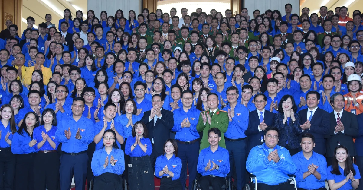 [Foto] El primer ministro Pham Minh Chinh dialoga con jóvenes vietnamitas