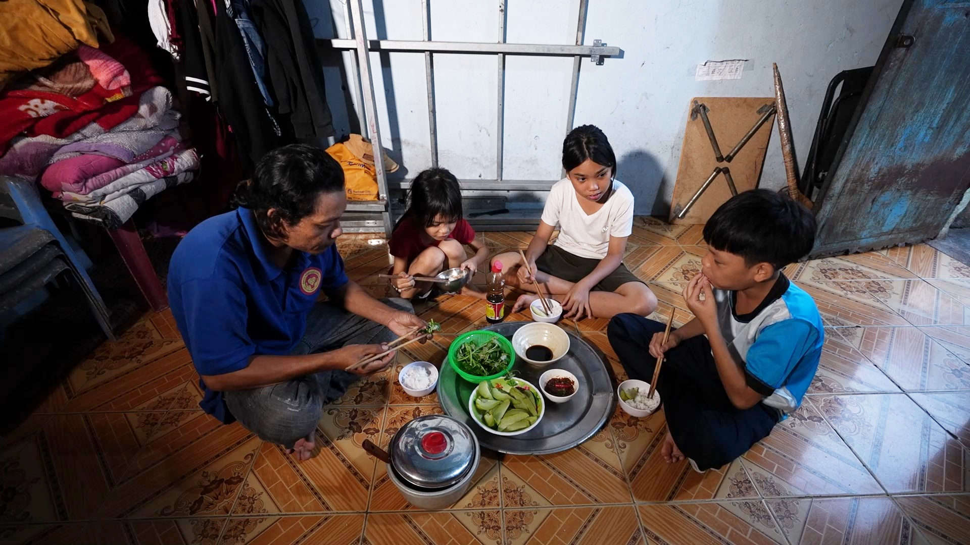 អាហារ​សាច់​ជា​អាហារ​ដែល​បងប្អូន​តួ​ក​គី​ទាំង​បី​តែងតែ​ប្រាថ្នា​ចង់បាន ។