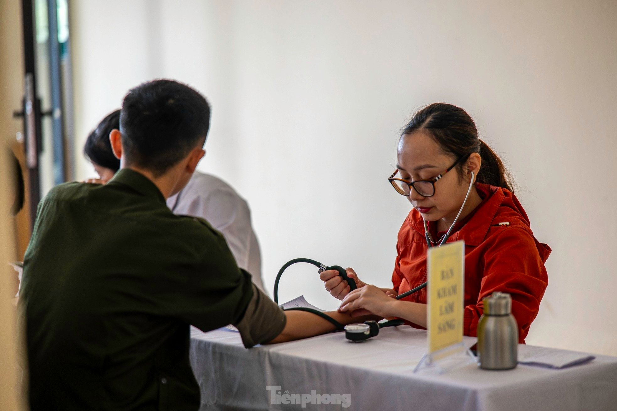 Mitglieder der Jugendgewerkschaft des Northeast Mobile Police Regiment spenden freiwillig Blut, Foto 13