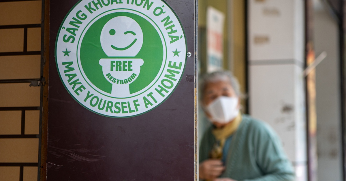 Westerners enjoy 'Free Restroom' on Hanoi streets