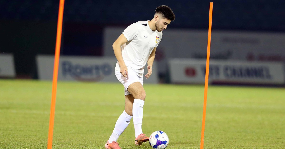 Trois joueurs laotiens se démarquent sur le terrain d'entraînement avant le match contre le Vietnam